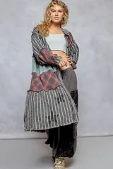 Chaqueta larga con cuello camisero y diseño patchwork con retazos de tela a rayas, cuadros y estampados florales.