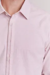 Camisa celeste de corte slim fit, con cuello clásico y mangas largas.