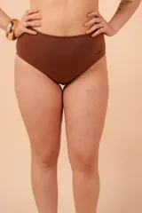 Bombacha de bikini de tiro alto color marrón.