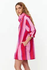 Túnica de manga larga con franjas verticales rosas, rojas y celestes.