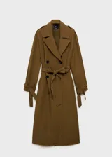 Abrigo largo color verde oliva, de corte oversize, con cuello con solapas, doble botonadura, cinturón desmontable y mangas largas con trabillas.