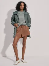 Campera larga de nailon Shimmer Twill con cuello acanalado, cierre de doble sentido y bolsillos de parche.