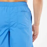 Short de baño azul con cintura elástica y cordón ajustable.