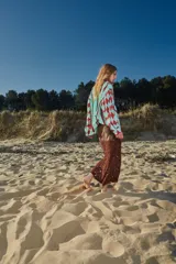 Falda midi de cuero marrón con detalle de crochet artesanal en el ruedo.