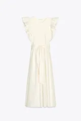Vestido midi color crudo, de cuello redondo y manga sisa con volantes. Incluye cinturón ajustable con lazadas y combinación de tejidos a tono.