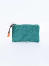 Monedero pequeño color verde con cierre superior y tirador de cordón multicolor.