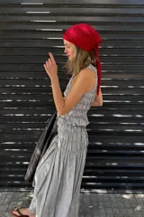 Musculosa gris con textura arrugada y volados en la cintura.