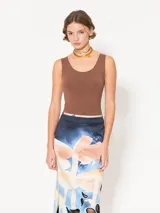 Musculosa negra de algodón pima orgánico, de calce al cuerpo y terminaciones al corte.