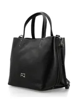 Cartera negra de cuero con doble asa corta y correa larga extraíble. Tiene logo metálico al frente, cierre con broche metálico y bolsillo interno con cierre.