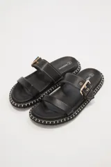 Sandalias negras de cuero sintético con doble tira y hebilla dorada ajustable.