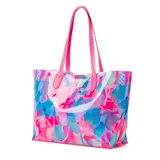 Cartera shopper de símil cuero con diseño multicolor en tonos fucsia, celeste y blanco. Tiene acceso abierto, un bolsillo interno con cierre, asas fijas y herrajes plateados.