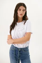 Remera blanca con estampado de moldes de costura en color marrón.