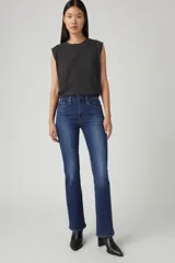 Pantalón de jean azul oscuro, corte bootcut, tiro alto, con bolsillos delanteros y traseros.