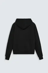 Sudadera negra relaxed fit confeccionada en tejido de algodón compacto con interior en rizo. Cuello con capucha ajustable y manga larga. Bolsillos frontales tipo canguro. Acabados en rib. Cierre frontal con cremallera.