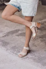 Sandalias de cuero color beige con taco de madera.