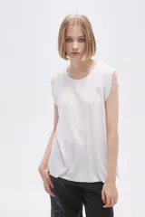 Remera negra de viscosa con cuello redondo y mangas cortas con volados.
