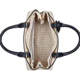 Cartera Guess modelo Easley, color blanco hueso, con doble asa corta negra y correa larga con estampado del logo de la marca. Incluye charm colgante con candado.