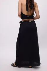 Falda larga negra de algodón con detalle de caderín con lazo.