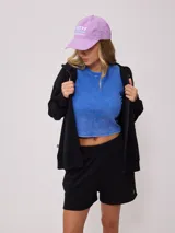 Gorro de visera estilo dad hat, color azul oscuro, confeccionado en lona lavada de algodón. Presenta bordado frontal en hilo blanco con el texto "RUSTY AUSTRALIA MERMAID BEACH".