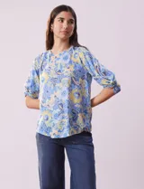 Blusa de modal estampado con flores en tonos azul y amarillo, marca Ruby Rd. Manga ¾ con terminación anudada.