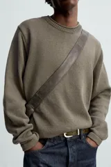 Sweater color verde oliva de punto con cuello redondo y manga larga.