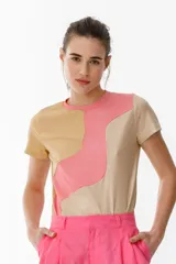 Remera de punto color beige con recortes curvos en amarillo.