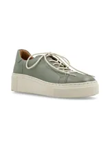 Sneaker Adelaida de cuero graneado color verde oliva, con cordones de algodón y suela elevada color crema.
