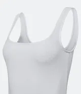 Vestido midi acanalado color celeste, con escote cuadrado y tirantes medios. Confeccionado en algodón sostenible con elastano para mayor comodidad y ajuste.