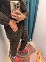 Conjunto de camisa y pantalón con estampado animal print en tonos marrones.