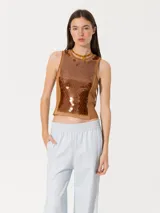 Top marrón de punto con lentejuelas bordadas en el frente, cuello redondo y sisas con terminaciones enrolladas.