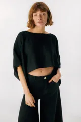 Blusa negra de lino con mangas anchas y corte crop.