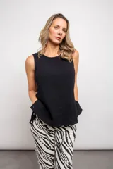 Musculosa negra lisa de algodón muselina con botones inferiores.