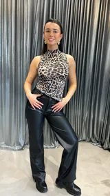 Top ajustado con estampado animal print, cuello alto y sisas amplias.