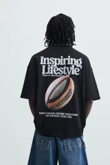 Sudadera negra de algodón con cuello redondo y manga corta. Estampa frontal con la frase "Inspiring Lifestyle" en letras blancas.
