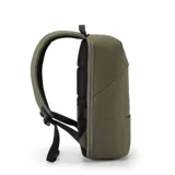 Mochila verde militar de poliéster reciclado, con capacidad para laptops de hasta 15,6 pulgadas. Cuenta con bolsillos frontales con cierre, cinturón para valija en la parte trasera y tela a prueba de agua.