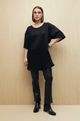 Remera negra con textura acanalada y corte holgado.
