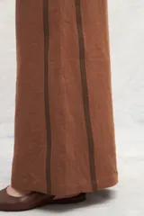 Pantalón de lino azul con corte jeanero, bolsillos plaque en la trasera y cintas laterales a contratono.