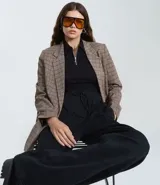 Pantalón wide leg color marrón, confeccionado en algodón con felpa. Presenta cintura elástica con cordón ajustable y bolsillos laterales.