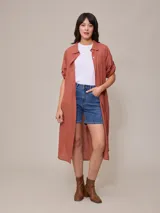 Vestido camisero largo de lino y algodón, color azul, con cuello camisero y botones frontales.