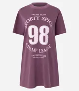 Camisón estilo remera color borgoña con estampa frontal "Sporty Spice 98", cuello redondo y mangas cortas.