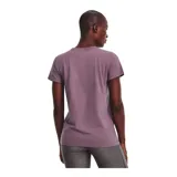 Remera deportiva Under Armour color fucsia con logo blanco estampado en el frente.