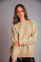 Sweater de punto color crudo con estampado animal print marrón.