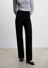 Pantalón recto de tejido fluido negro con aberturas en el bajo, trabillas y cierre oculto.