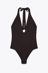 Traje de baño enterizo negro con escote halter y espalda descubierta. Se ata al cuello con lazos.