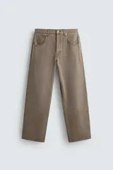 Pantalón de jean color marrón topo, de corte amplio y tiro alto.