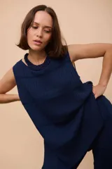 Top azul marino de tejido de punto acanalado, sin mangas y con cuello redondo con detalle de collar de cuentas.