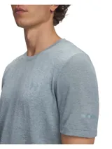 Remera deportiva Under Armour Seamless Stride para hombre, color verde oscuro con logo plateado en el pecho y detalles reflectantes en las mangas. Confeccionada con tejido transpirable y tecnología anti-olor.