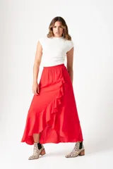 Pollera midi roja con cintura elastizada y volados en diagonal.