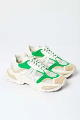 Zapatillas deportivas de malla blanca con superposiciones de cuero color beige y verde. Suela gruesa de goma color hueso.