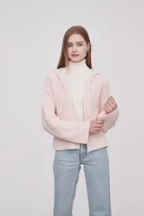 Cárdigan rosa claro con capucha, cierre frontal con cremallera y corte holgado.